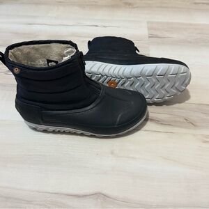 BOGS Women's Classic Casual Winter Zip Snow Boots Black 7 Rated to -13 Degrees